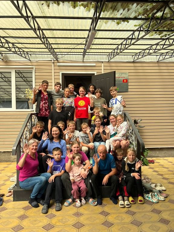 Gruppenfoto auf der Treppe des Kinderheims