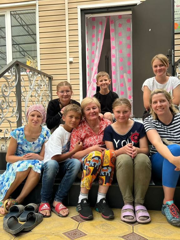 Gruppe auf den Stufen des Kinderheims